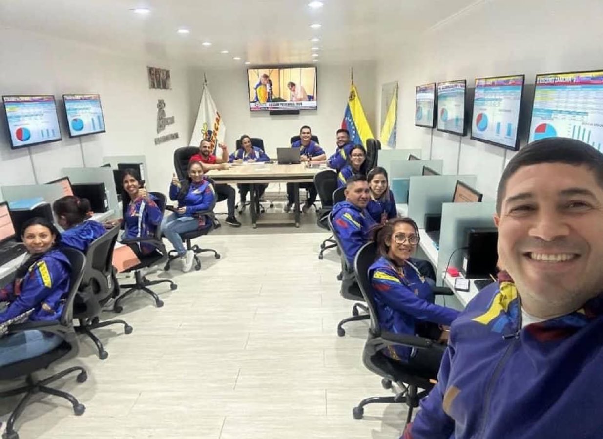 Selfie de trabajadores del CNE revela discrepancias en resultados